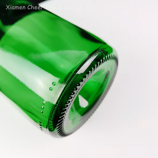 Изумрудно-зеленая стеклянная бутылка шампанского объемом 750 мл.